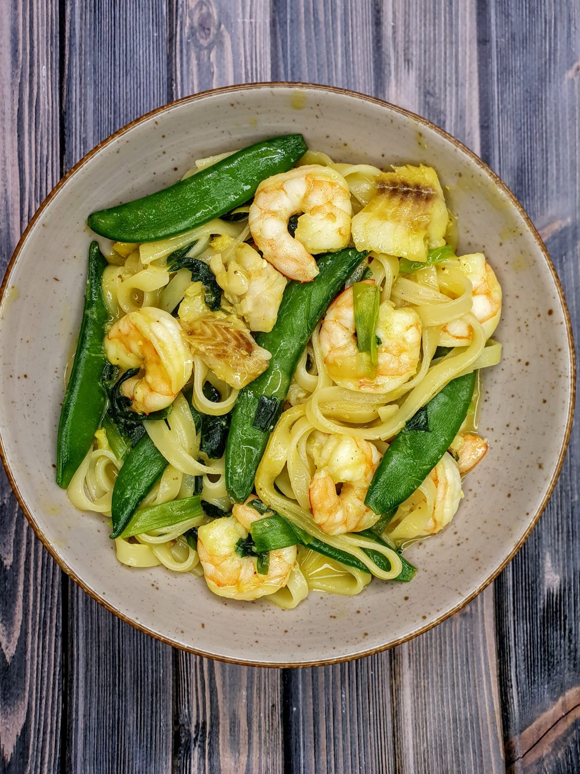 Makaron ryżowy w stylu tajskim z krewetkami i dorszem AniaGotujeFit.pl