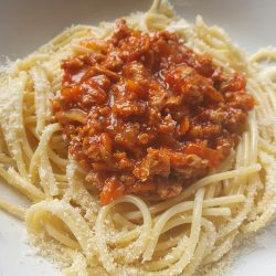 Spaghetti z sosem z mięsa indyka i warzyw (bardzo fit)