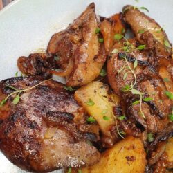 Wątróbka z indyka z jabłkiem i cebulką