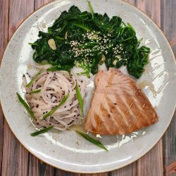 Stek z tuńczyka, makaron ryżowy, szpinak baby