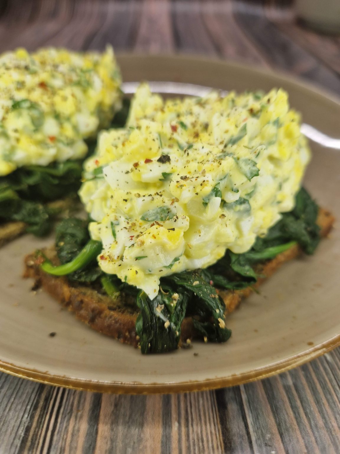 Pasta jajeczna fit na kanapce z pieczywa proteinowego ze szpinakiem