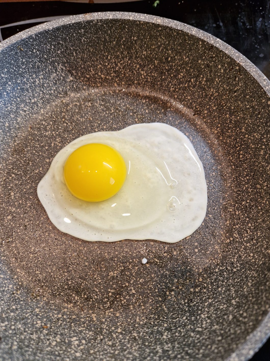 Kanapka Z Jajkiem Sadzonym I Pieczarkami Na Pieczywie Proteinowym