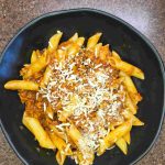 Penne rigate i sos pomidorowy z szynki w wersji fit